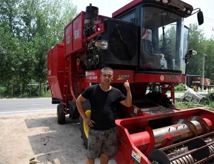 開封通許朱先生購(gòu)中聯(lián)收獲4HZJ-2500自走式花生撿拾收獲機(jī) 3-1.jpg